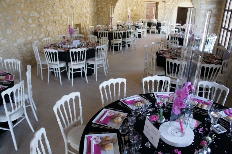 decor mariage blanc noir et rose, accessoire mariage deco rose et noir, accessoire deco fushia et noir, decor table fushia et noir, decoration salle mariage fushia et noir